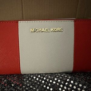 Michael Kors beautiful wallet with zipper and pockets. Brand new!